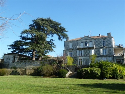 Appartement 8 pièces 248 m² · à Gond-Pontouvre · 248 m² · 379 000 €