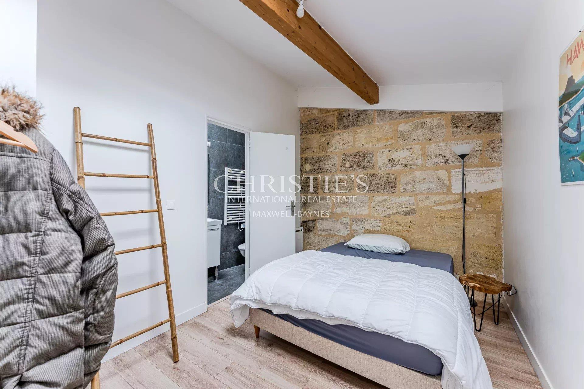 Stone Building With Commercial Space And Apartment – Bordeaux City Centre - Mehr