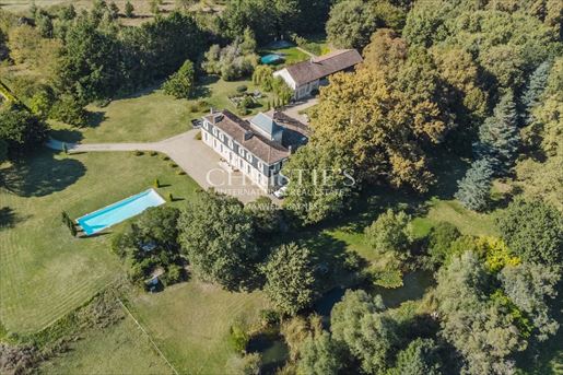 Maison 12 pièces 700 m² · à Bordeaux · 700 m² · 2 300 000 €