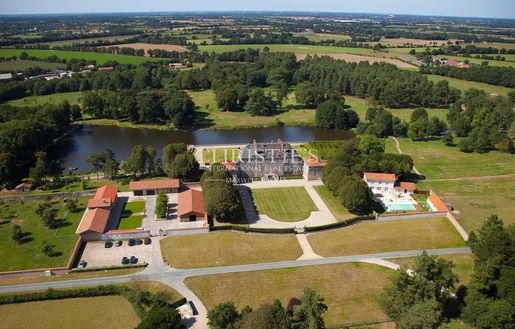 Maison 16 pièces 900 m² · à La Roche-sur-Yon · 900 m² · 4 000 000 €