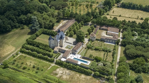 Maison 18 pièces 1494 m² · à Saintes · 1 494 m² · 3 570 000 €