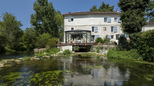 Maison 10 pièces 370 m² · à Montils · 370 m² · 990 000 €