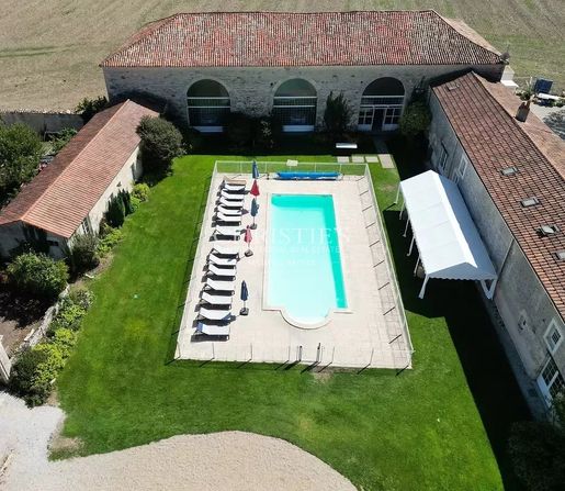 Maison 820 m² · à Surgères · 820 m² · 1 590 000 €