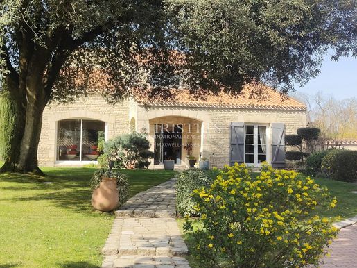 Maison 8 pièces 217 m² · à Lagord · 217 m² · 1 610 000 €