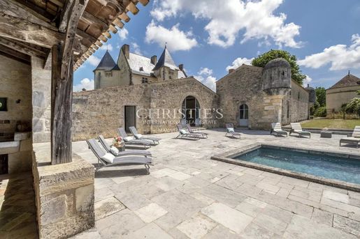 Maison 18 pièces 1494 m² · à Saintes · 1 494 m² · 3 570 000 €