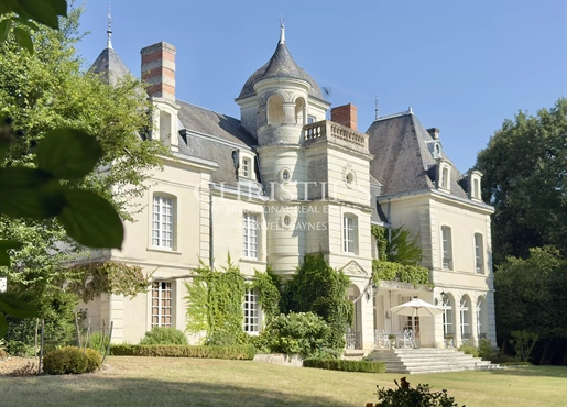 Maison 10 pièces 444 m² · à Châtellerault · 444 m² · 1 850 000 €