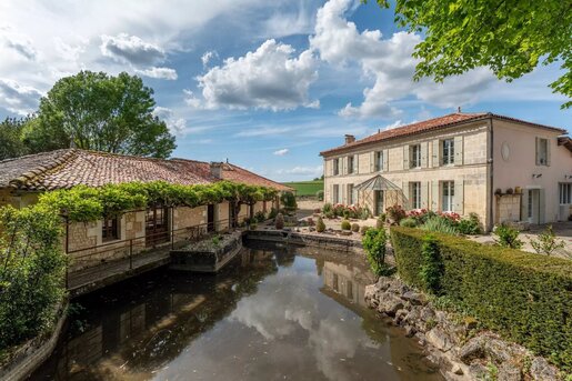 Maison 10 pièces 790 m² · à Jonzac · 790 m² · 1 057 880 €