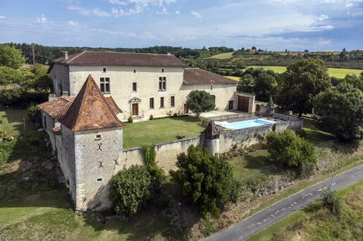 Maison 14 pièces 312 m² · à Chalais · 312 m² · 900 000 €