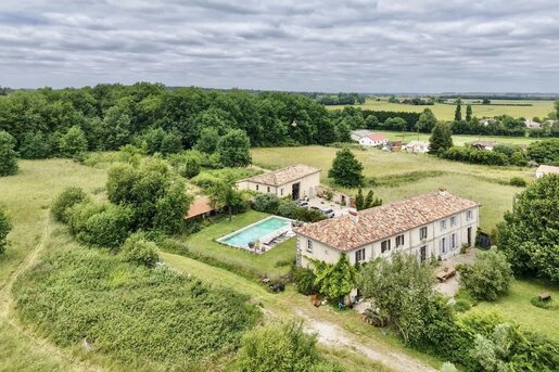 Maison 14 pièces 325 m² · à Vanzac · 325 m² · 875 000 €