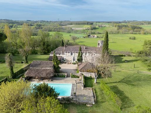 Maison 8 pièces 390 m² · à Vélines · 390 m² · 995 000 €