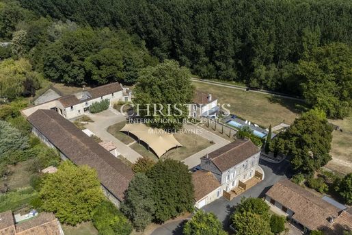 Maison 25 pièces 700 m² · à Angoulême · 700 m² · 2 100 000 €