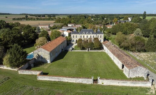 Maison 16 pièces 450 m² · à Saint-Jean-d'Angély · 450 m² · 1 255 000 €
