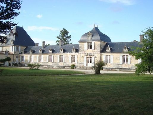 Maison 22 pièces 740 m² · à Saint-Pierre-des-Corps · 740 m² · 1 590 000 €