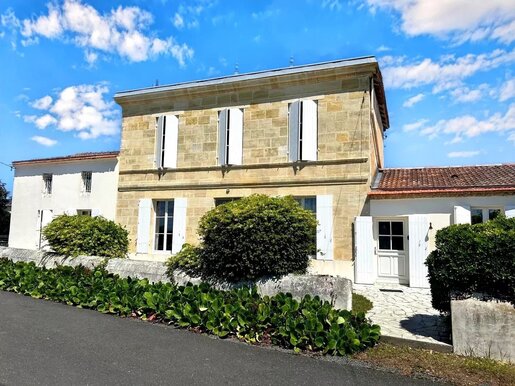 Maison 8 pièces 230 m² · à Cars · 230 m² · 850 000 €