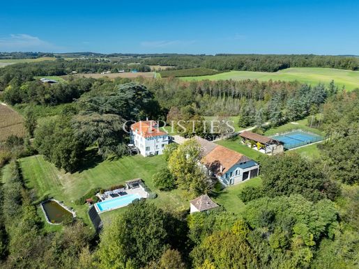 Maison 10 pièces 469 m² · à Bergerac · 469 m² · 1 495 000 €