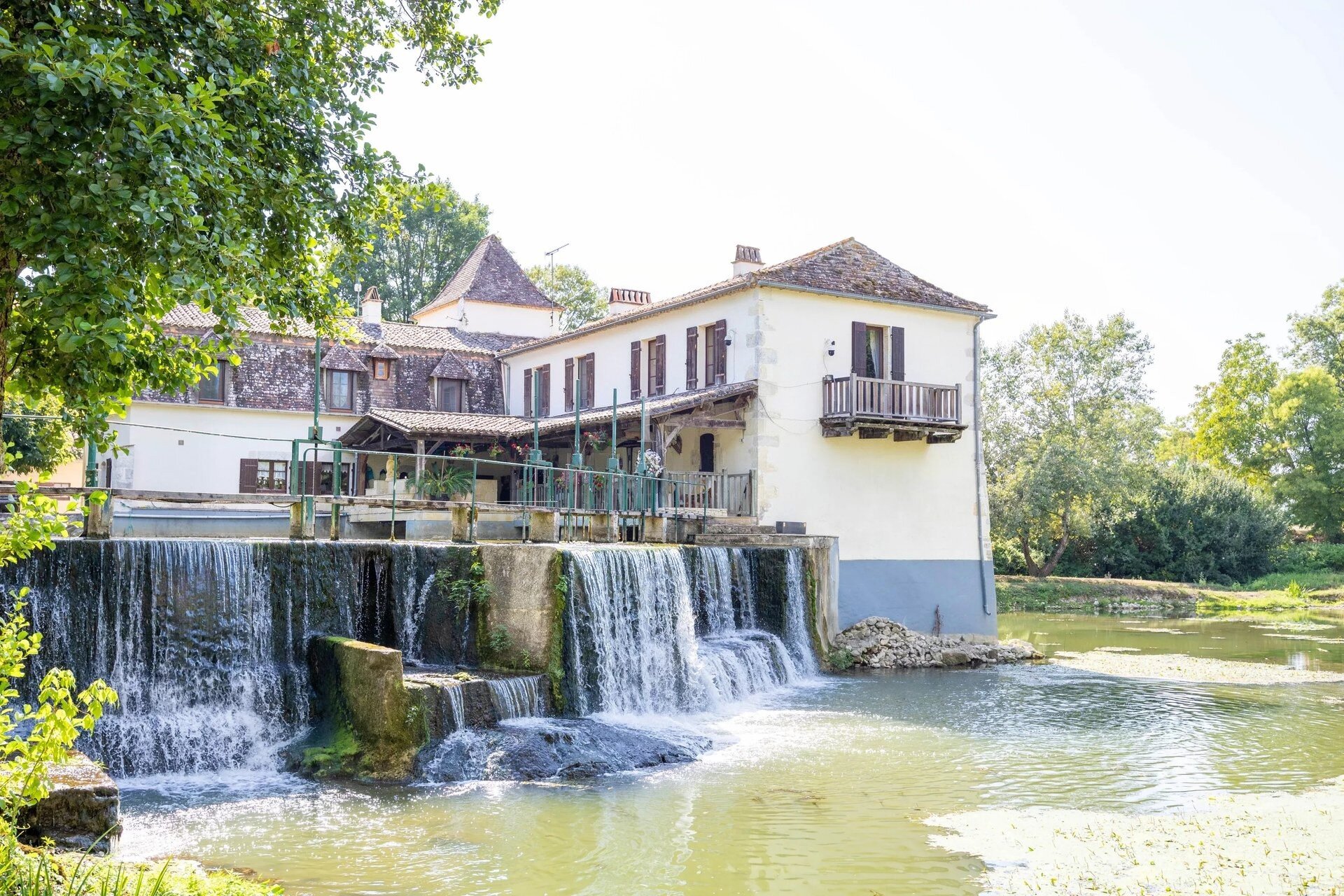 The Mill House, located on the banks of the River Dropt, overlooking its Lake and 13...