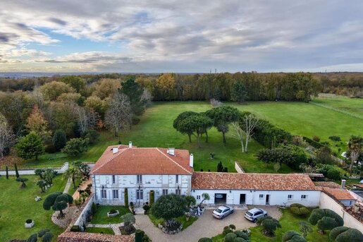 Maison 12 pièces 400 m² · à Saintes · 400 m² · 1 060 000 €