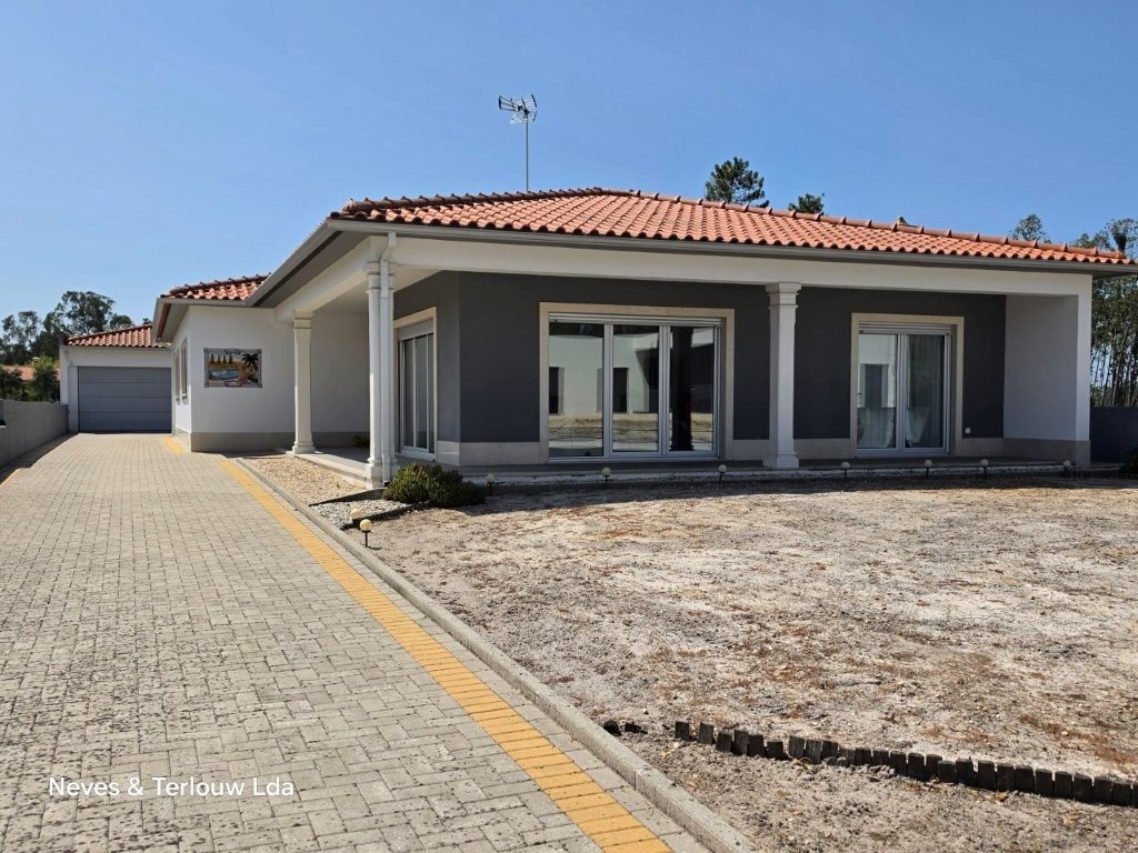 Vrijstaande T3-woningen op begane grond met bijgebouw en perceel van 715 m2. Monte Redondo