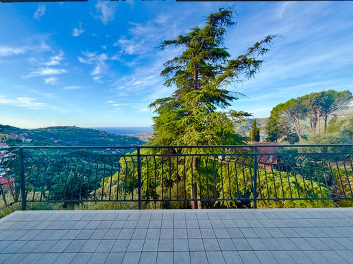 Renovierte Dreizimmerwohnung mit Meerblick in Castellaro