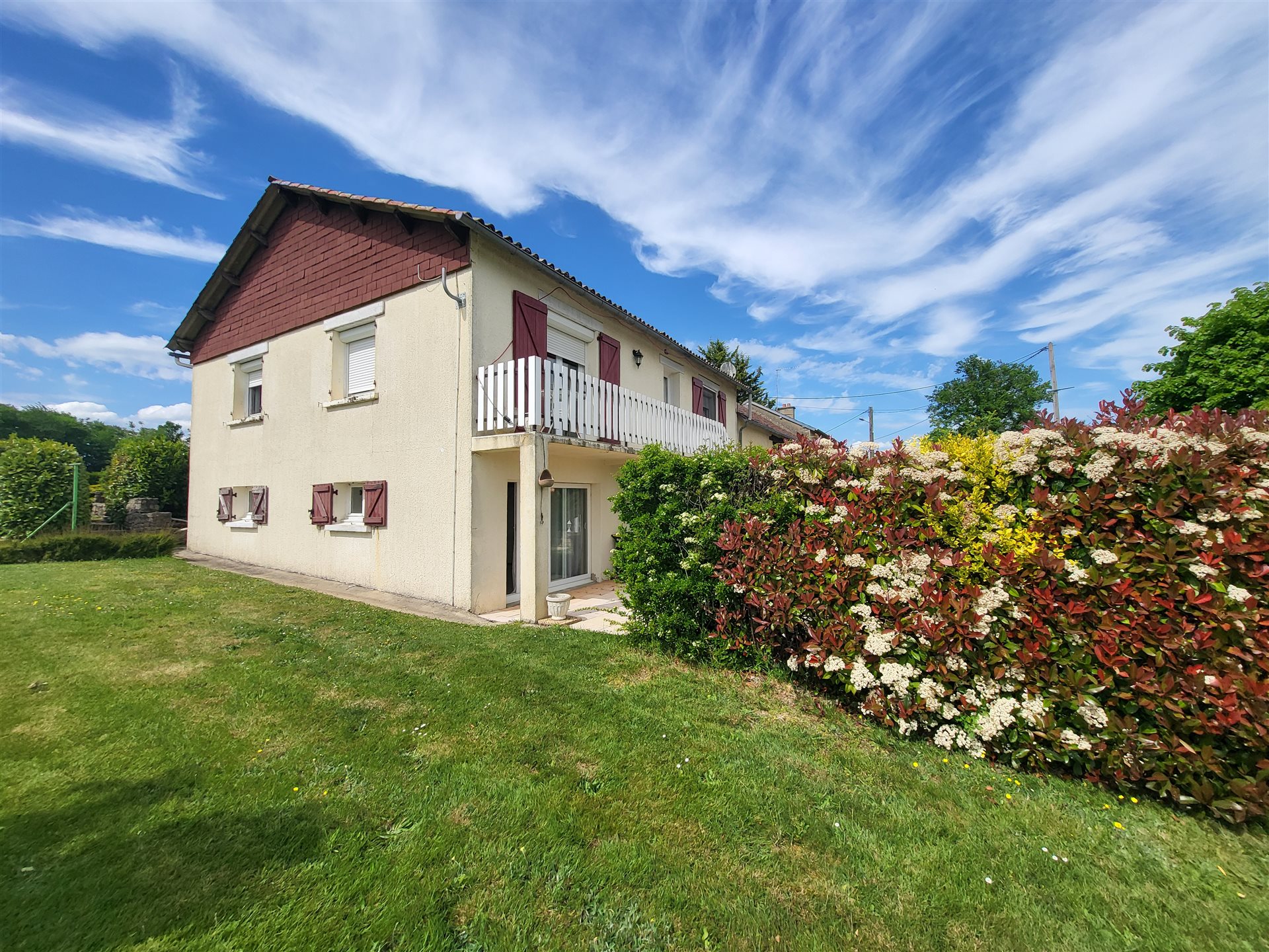 Maison 9 pièces 257 m² · à Saint-Agnant-de-Versillat · 257 m² · 230 000 €