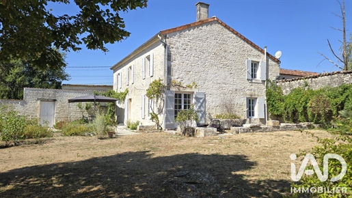 Maison 8 pièces 300 m² · à Courbillac · 300 m² · 370 000 €