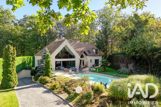 Maison 7 pièces 234 m² · à Lamorlaye · 234 m² · 1 090 000 €