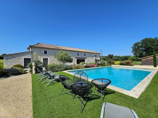 Maison 5 pièces 484 m² · à Douzains · 484 m² · 1 449 000 €