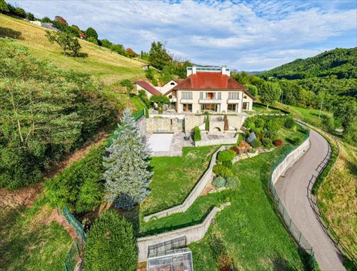 Maison 17 pièces 605 m² · à Saint-Genix-les-Villages · 605 m² · 1 399 000 €