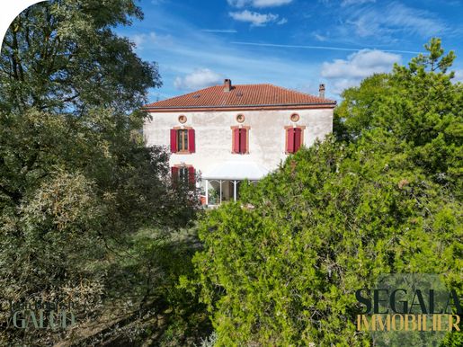 Maison 10 pièces 253 m² · à Taïx · 253 m² · 269 000 €