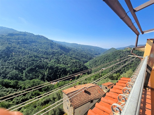 Kompletnie odrestaurowany terratetto z tarasem panoramicznym w zabytkowym centrum na sprzedaż w Pescii, Sorana