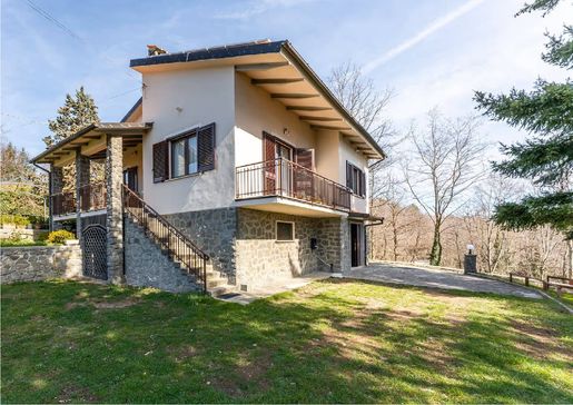 Maison indépendante sur quatre côtés, récemment rénovée, avec jardin à vendre à Pescia