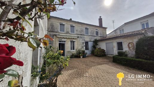 Maison 9 pièces 324 m² · à Mortagne-sur-Gironde · 324 m² · 180 500 €