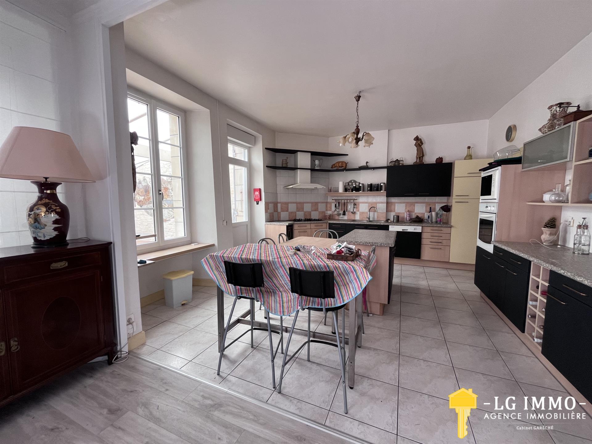 Maison à vendre, 322m², Mortagne-sur-Gironde