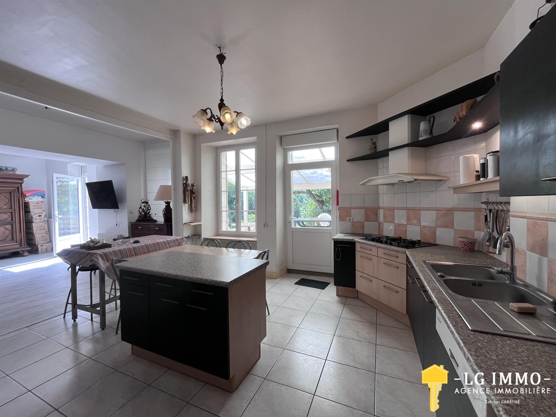Maison à vendre, 322m², Mortagne-sur-Gironde