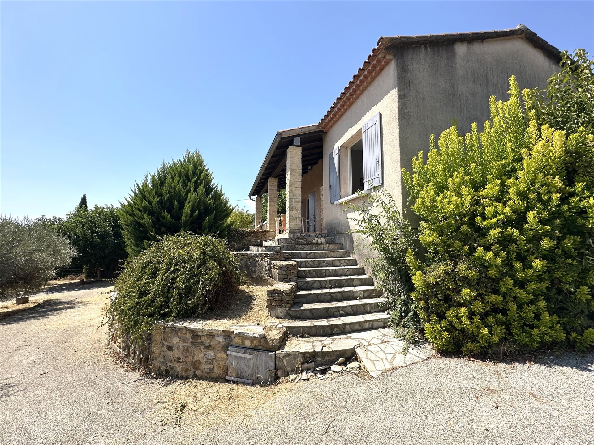 3 km de Uzès, conjunto de 2 casas. Terreno de 1.750 m². Vista soberba.