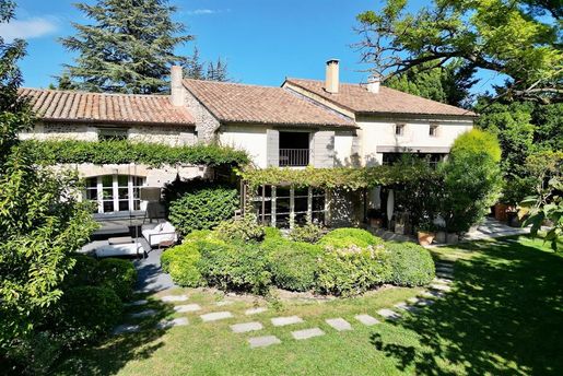Maison 10 pièces 250 m² · à Rochefort-du-Gard · 250 m² · 1 595 000 €