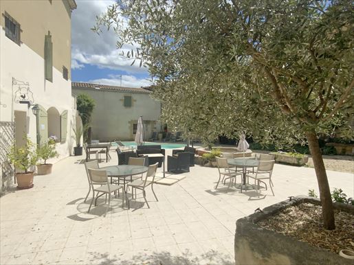 Maison 13 pièces 510 m² · à Uzès · 510 m² · 885 000 €