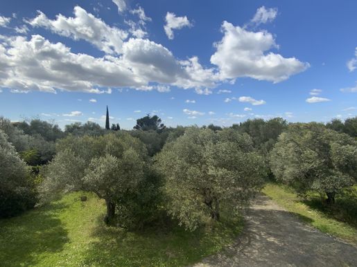 Terrain 5 pièces · à Uzès · 1 560 000 €