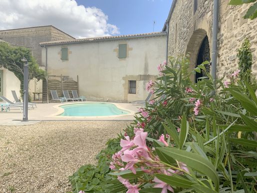 Maison 13 pièces 510 m² · à Uzès · 510 m² · 885 000 €