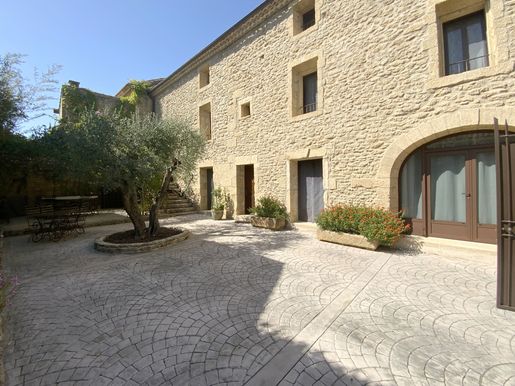 Maison 6 pièces 280 m² · à Uzès · 280 m² · 1 070 000 €