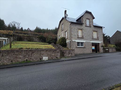 6 pièces 141 m² · à Bugeat · 141 m² · 82 500 €