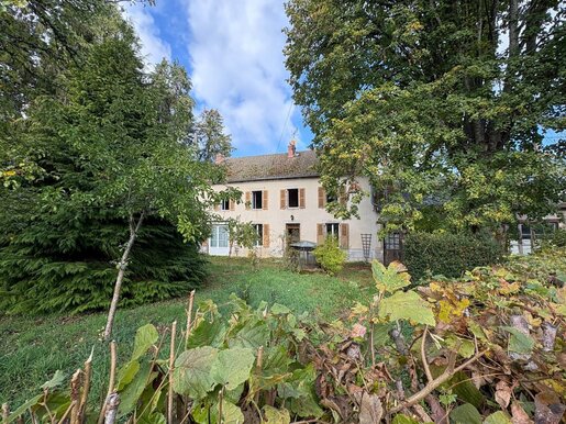Maison 8 pièces 154 m² · à Charensat · 154 m² · 72 000 €