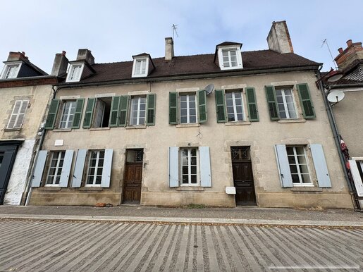 Maison 7 pièces 224 m² · à Chambon-sur-Voueize · 224 m² · 25 000 €