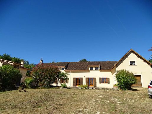 Maison 11 pièces 306 m² · à Saint-Jean-d'Estissac · 306 m² · 337 000 €