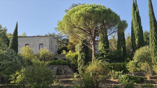 15 pièces 650 m² · à Saint-Ambroix · 650 m² · 900 000 €