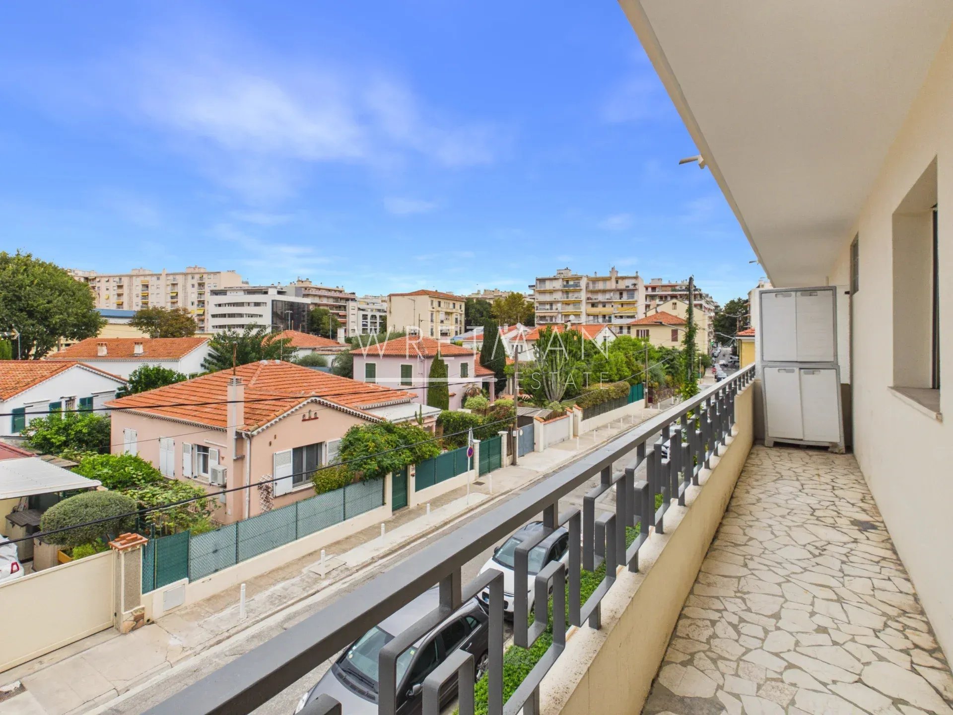 2-bedroom apartment with balconies - Antibes Centre