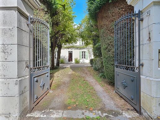 Maison 8 pièces 183 m² · à Fontcouverte · 183 m² · 441 000 €