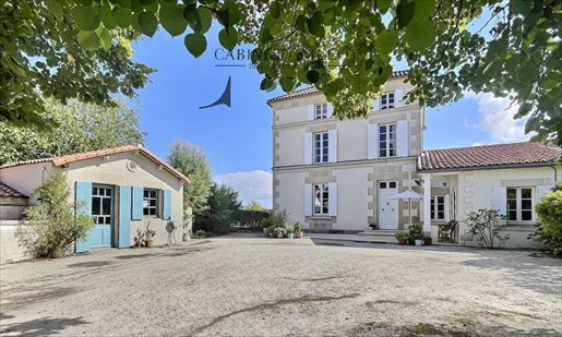 8 pièces 237 m² · à Dampierre-sur-Boutonne · 237 m² · 399 000 €