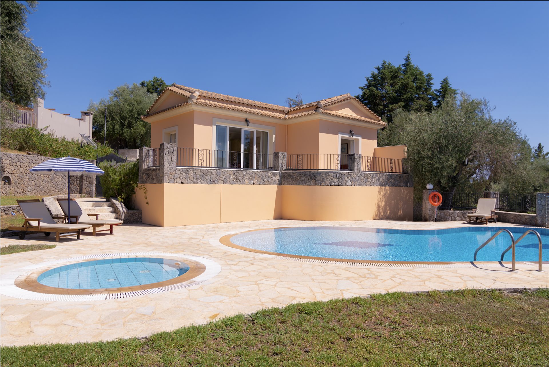 Villa élégante à Dassia, Corfou À vendre