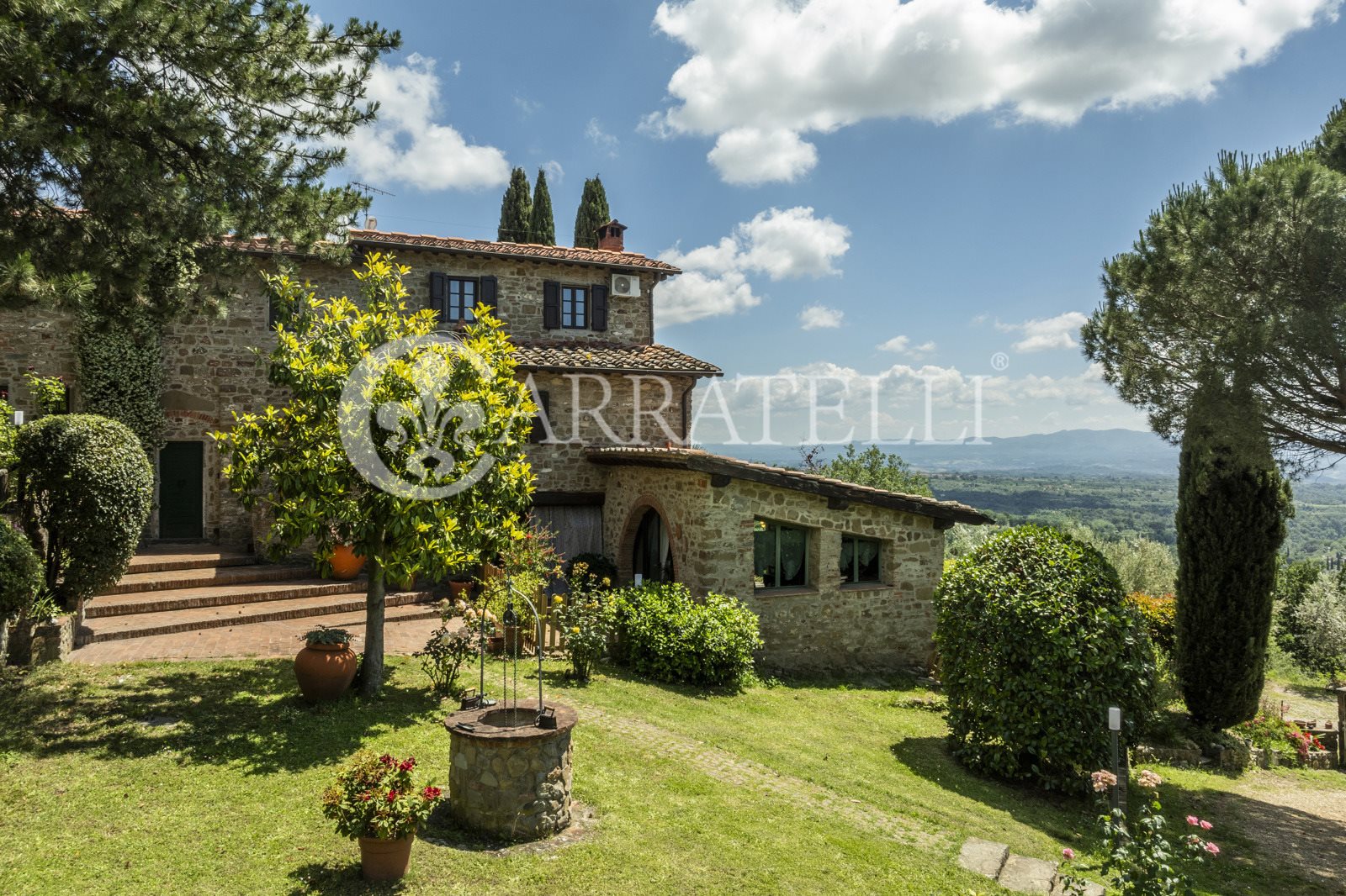 Rustic Tuscan country house with a detached annex, garden, olive grove and hillside pool – privacy and proximity to the village
